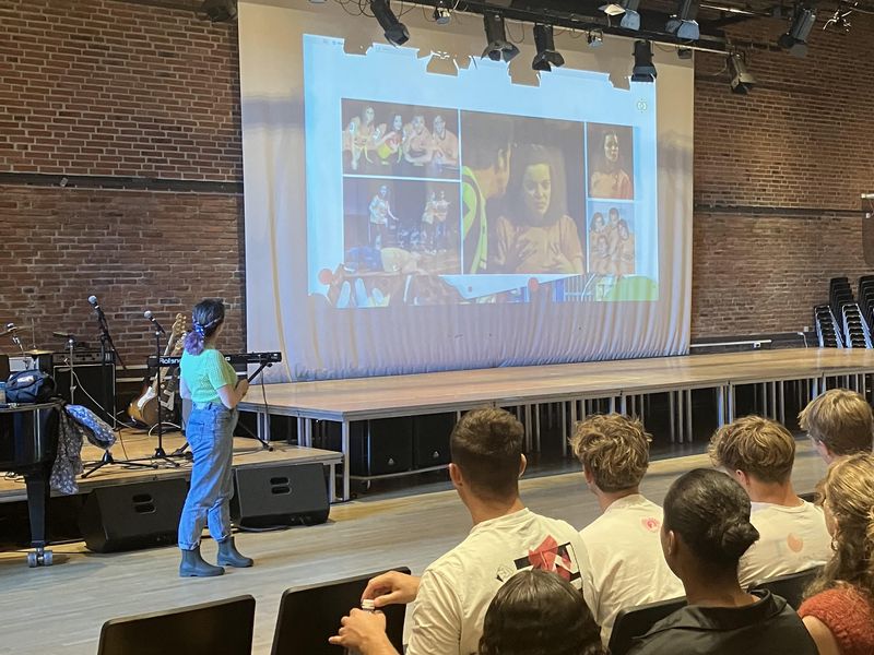 Billede af Salka der holder oplæg