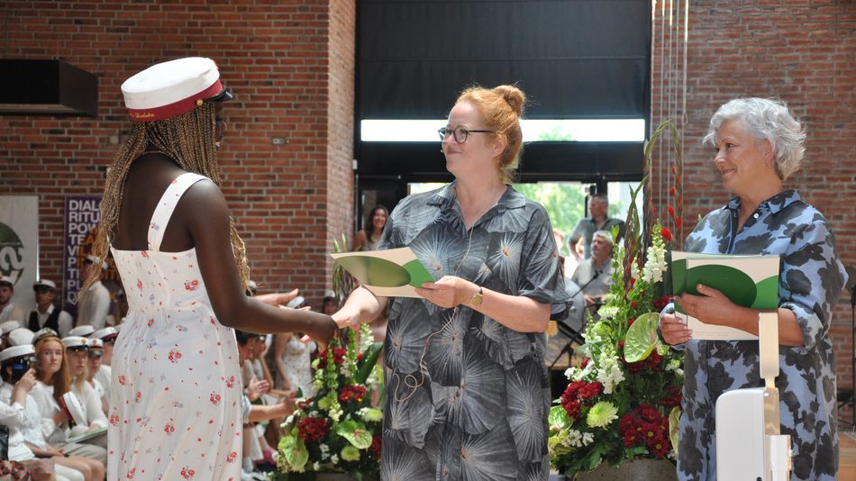 Elev der modtager diplom