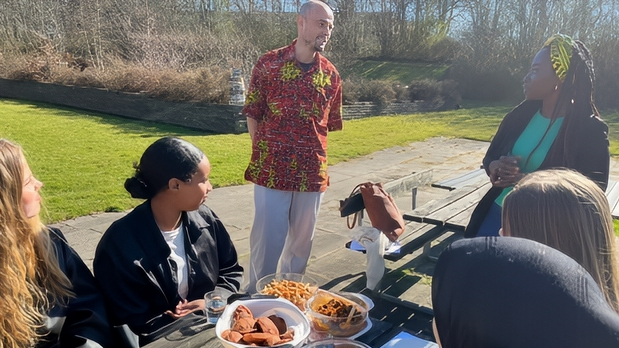 Elever der spiser i forbindelse med Ghana-projekt